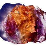 Ametrín - křišťál s fialovými a žlutými pruhy.