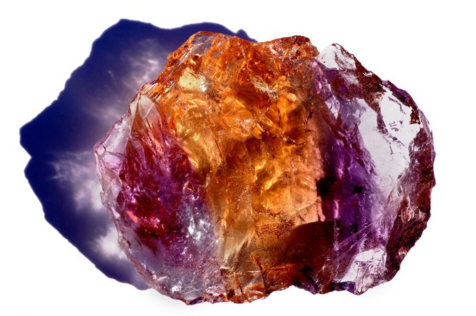 Ametrín - křišťál s fialovými a žlutými pruhy.