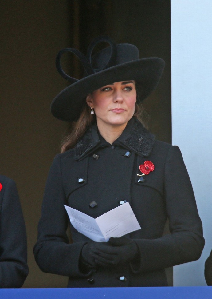 Rukavicím Cornelia James se nevyhýbá ani Kate Middleton. Poprvé je vynesla v listopadu 2012 u příležitosti Vzpomínkové neděle.