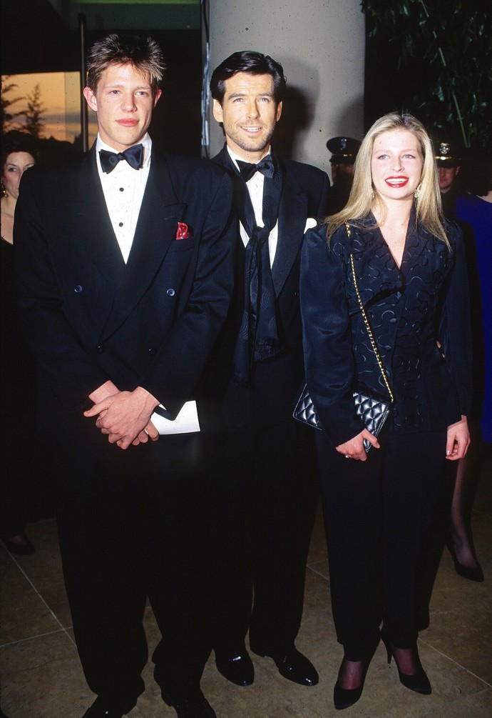 Měli spolu syna Seana a Pierce si také po smrti Cassandřina exmanžela Dermota Harrise osvojil jejich dvě děti Chrise (vlevo) a Charlotte (vpravo). S Cassandrou žil herec až do její předčasné smrti. Herečka v pouhých 43 letech podlehla rakovině vaječníku. Stejná nemoc pak připravila Pierce i o dceru Charlotte.