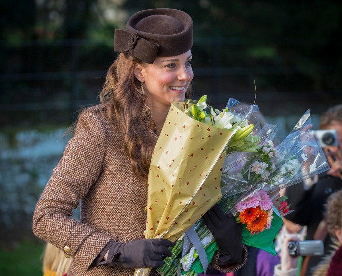 Další model rukavic Cornelia James navlékla tehdy ještě vévodkyně Kate na vánoční mši v roce 2014 v Norfolku.