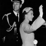 Její první odběratelkou z královské rodiny se stala princezna Elizabeth, které připravila první pár u příležitosti líbánek s novomanželem Philipem v roce 1947. Od té doby Alžběta II. její rukavičky prakticky nesundala.