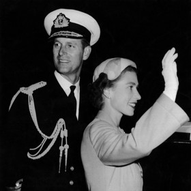 Její první odběratelkou z královské rodiny se stala princezna Elizabeth, které připravila první pár u příležitosti líbánek s novomanželem Philipem v roce 1947. Od té doby Alžběta II. její rukavičky prakticky nesundala.