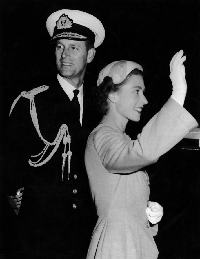 Její první odběratelkou z královské rodiny se stala princezna Elizabeth, které připravila první pár u příležitosti líbánek s novomanželem Philipem v roce 1947. Od té doby Alžběta II. její rukavičky prakticky nesundala.