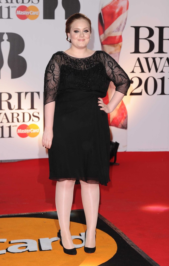 Vintage šaty z tylu pošitého korálky oblékla na předávání Brit Awards, 2011. Přešlap v podobě nepatřičných punčoch je již dávnou zapomenut.