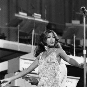 Vše začalo třásňovými šaty. Pak už se mini délky Tina vzdávala jen zřídka.