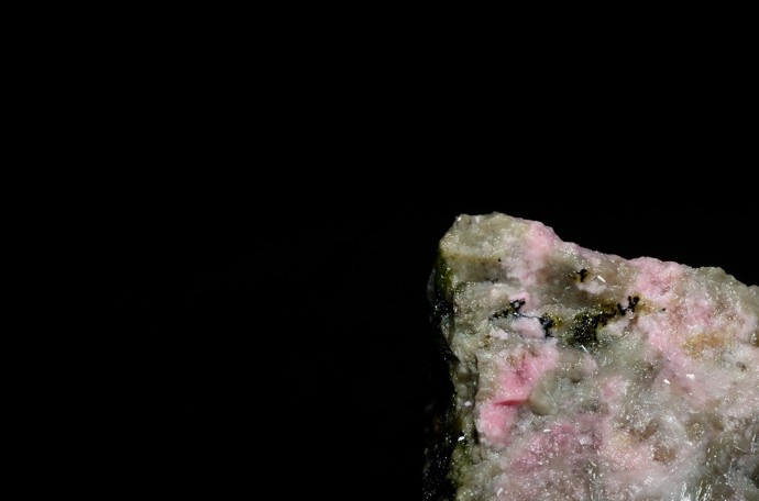 Thulit - růžový kámen s bílými pruhy, podporuje lásku a emocionální uzdravení.