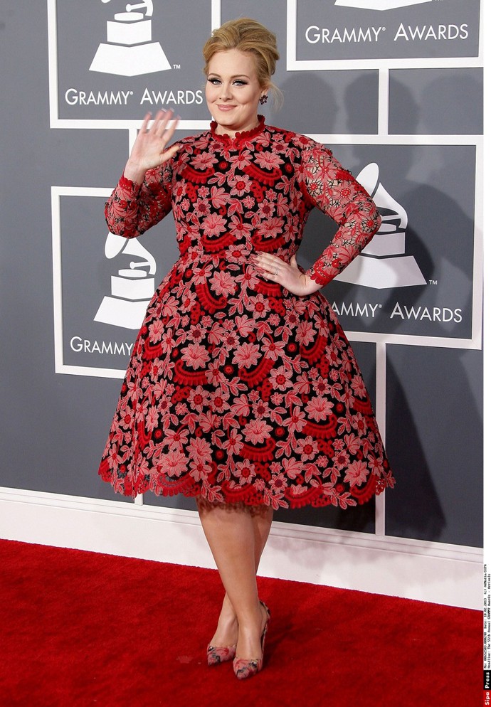 Na Grammy 2013 v Los Angeles si Adele vyrazila netradičně – v červené a celá v krajkách v šatech Giorgio Armani. Příjemná změna!