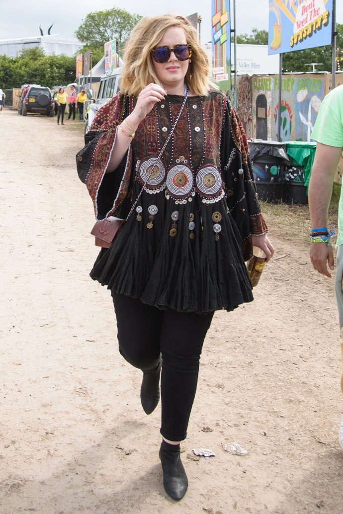 Na festival v Glastonbury 2015 dorazila britská megastar stylově. Boho tuniku doplnila luxusní kabelkou Chanel.