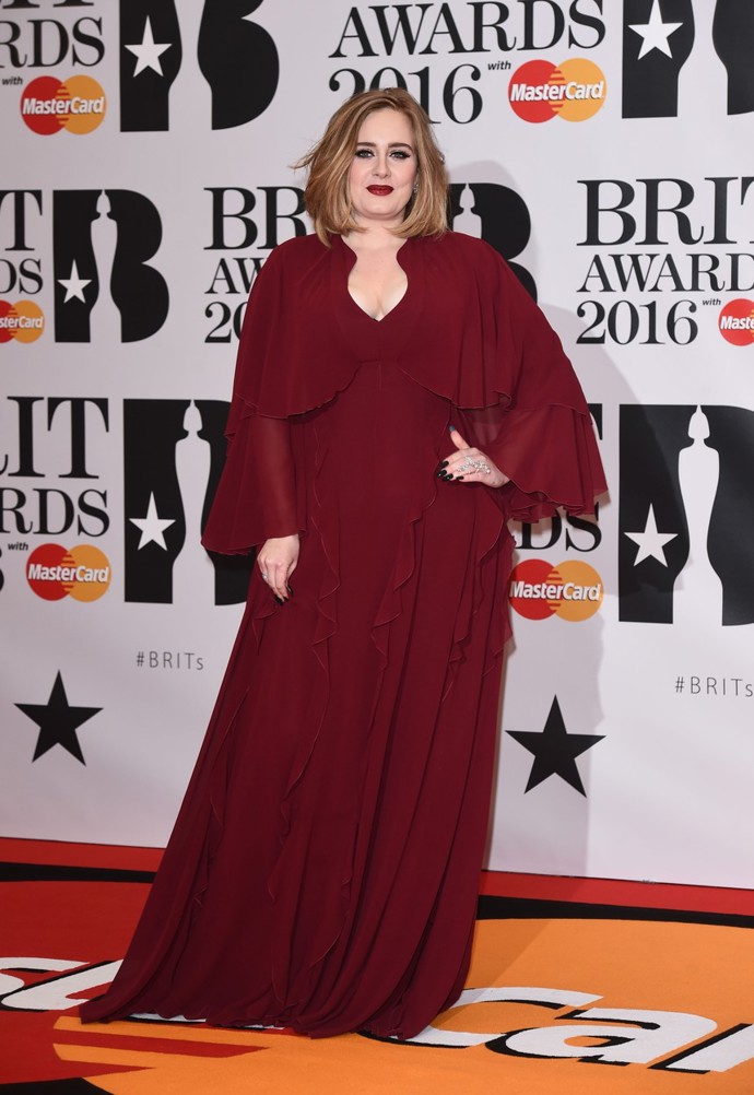 Na předávání Brit Awards 2016 stihla Adele vystřídat hned dva outfity. Velkou večerní Giambattista Valli s nápadnými sedly v karmínovém odstínu červené krásně doplňovalo zpěvaččino zlatavé mikádo...