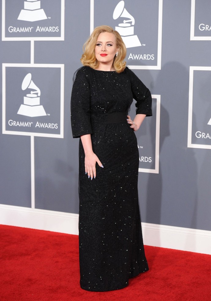 Zato na červený koberec při vyhlášení cen Grammy v roce 2012 opět dorazila všem známá vyznavačka elegance. Róba Armani tehdy stylově skrývala Adelino těhotenství.