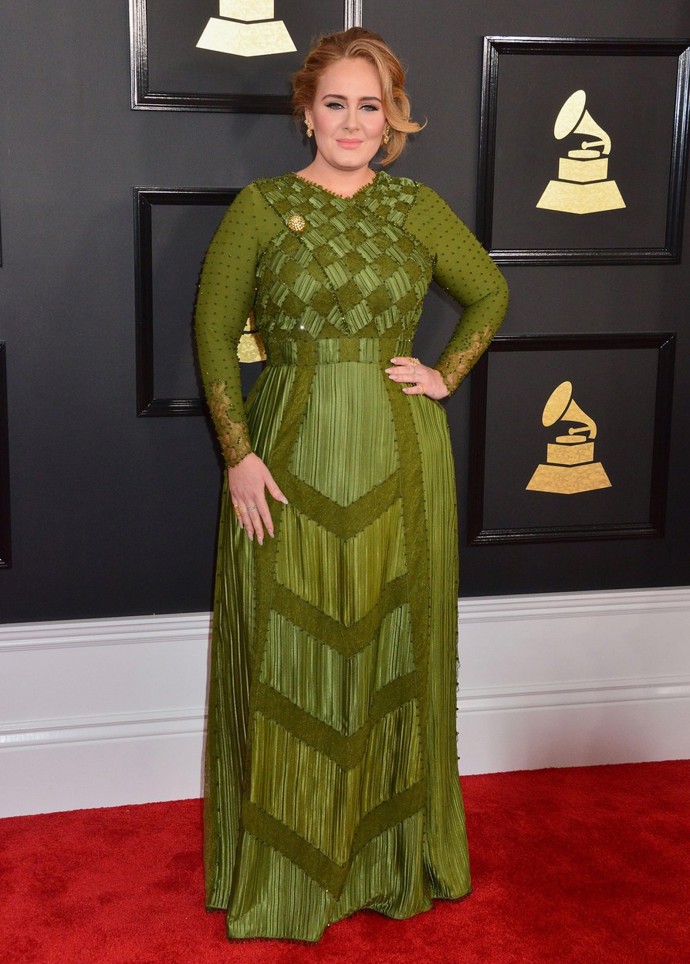 Na cenách Grammy 2017 v Los Angeles okouzlila Adele hráškově zelenou róbou Givenchy.