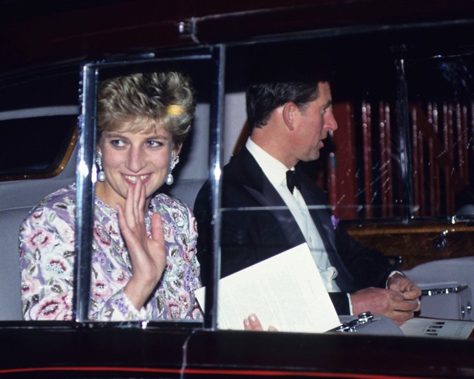 Princezna Diana v diamantových náušnicích s perlami. 