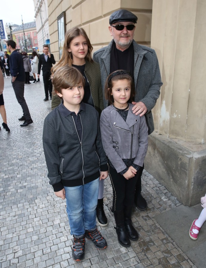 Petr Kratochvíl v roce 2017 se třemi ze svých sedmi dětí. 