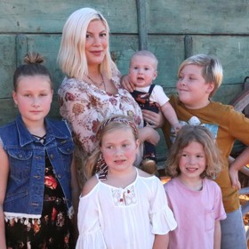 Tori Spelling má a syny Liama, Finna a Beaua, dále potom dcery Stellu a Hattie.