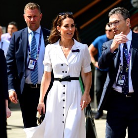 Kate má doma už delší dobu šaty značky Suzannah v bílé barvě. Oblékla je už na více příležitostí, včetně tenisového Wimbledonu v roce 2019. 