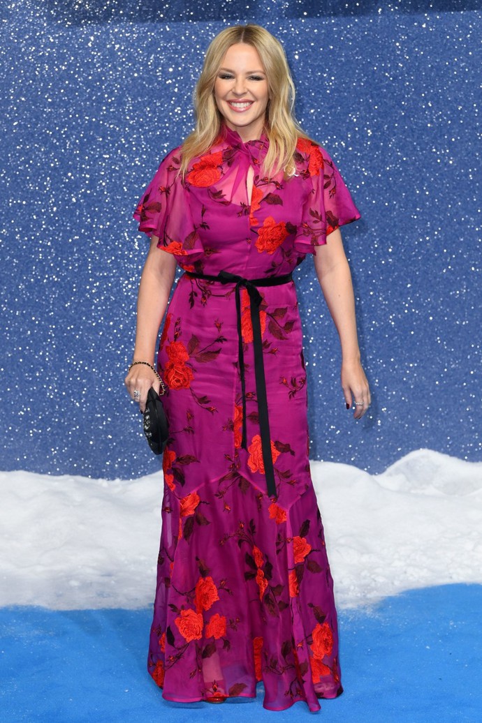 Dlouhé šifonové šaty sahající až k zemi, které zdobily výrazné barvy a florální motivy, předvedla Kylie Minogue i na premiéře filmu Last Christmas v roce 2019 a sklidila velmi pozitivní ohlasy.