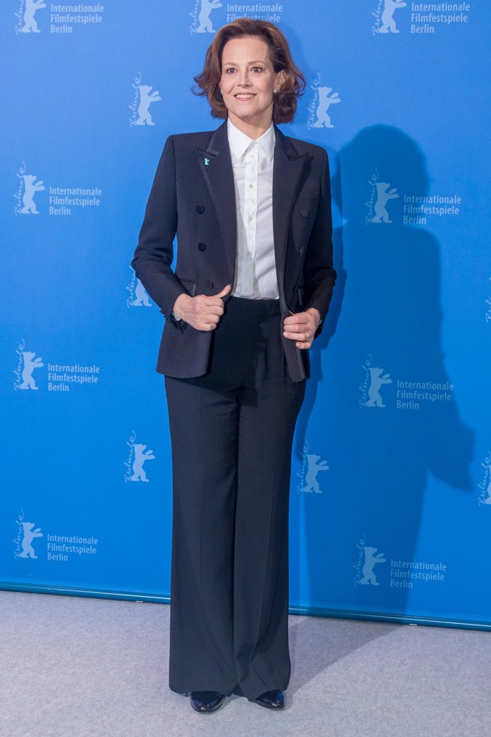 Na Berlinale v roce 2020 dorazila hollywoodská diva věrna svému módnímu rukopisu v dvouřadém kostýmu se širokými nohavicemi, který doplnila jednoduchá bílá košile. Minimalisticky dokonalé a inspirativní i v dnešních dnech.