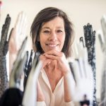 Genevieve James (na snímku) pokračuje v odkazu své maminky Cornelie, která před 75 lety začala zásobovat britskou královskou rodinu precizně ušitými rukavicemi na míru.