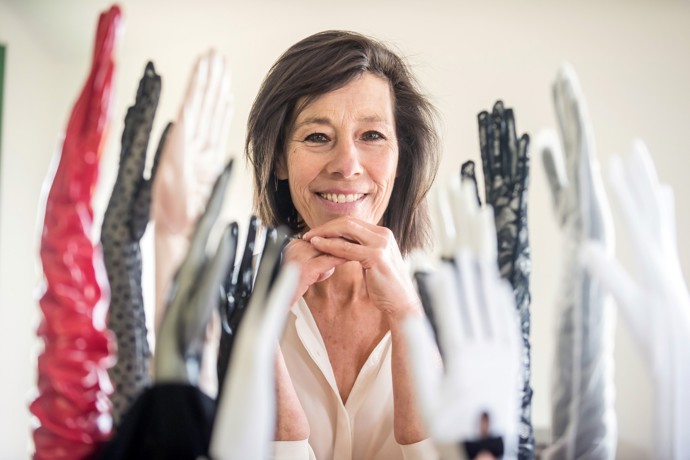 Genevieve James (na snímku) pokračuje v odkazu své maminky Cornelie, která před 75 lety začala zásobovat britskou královskou rodinu precizně ušitými rukavicemi na míru.