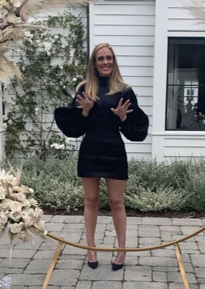 Tahle fotka z Instagramu způsobila hotové pozdvižení. Hubená Adele z roku 2020 spustila vlnu černých mini s balonovými rukávy.