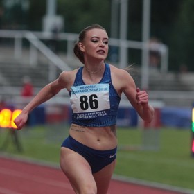 Během závodění je vždy perfektně nalíčená, a tak má zaručené tipy na dlouhodržící make-up. 