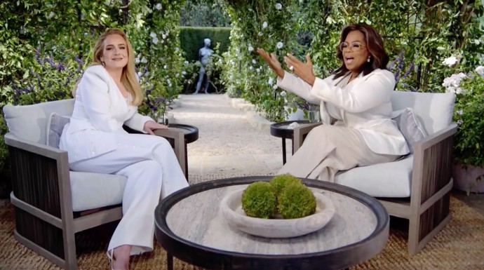 V roce 2021 při rozhovoru s Oprah se Adele představila v dokonalém smetanovém kalhotovém kostýmu od Christophera Johna Rogerse.
