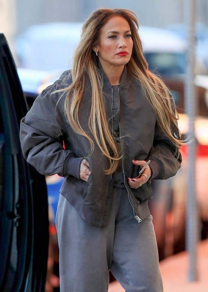 Zpěvačka Jennifer Lopez zvolila na cestu do tanečního studia celošedivý outfit s oversize bundou typu bomber.