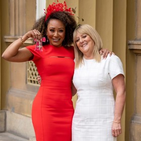 V plavkách se Mel B nafotila také s maminkou Andreou Brown. Na společném snímku z května loňského roku pózují před Buckinghamským palácem, kde zpěvačka z rukou prince Williama převzala Řád britského impéria.