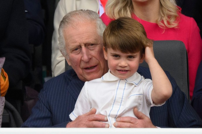 Princ Louis si s dědou velmi rozumí. Karel by proto nechtěl, aby vnoučata opakovala jeho chyby. Snaží se, aby z nich vyrostli sebevědomí mladí lidé, kteří budou následovat své srdce a nenutit se do sňatku s někým, koho nemilují. Podobně, jako to měl on s princeznou Dianou. A nechce také, aby si některé z nich přišlo odstrčené jen proto, že není přímým následníkem trůnu.