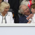 Loni při přehlídce u příležitosti platinového jubilea královny Alžběty II. choval princ Charles na klíně prince Louise. Aspoň na chvíli tak dokázal zarazit jeho skopičiny. Vše navíc s humorem a láskou.