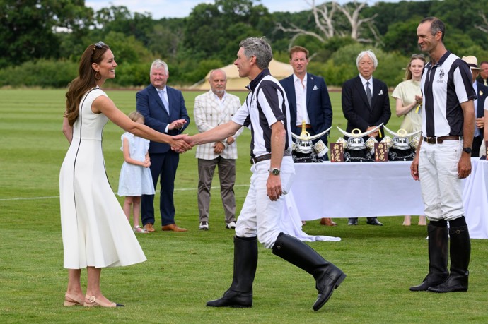 Kate Middleton už jednou podobnou přezku, jako minulý týden na pásku, vynesla, a to při loňském zápase v pólu. Tenkrát zdobila její boty. 