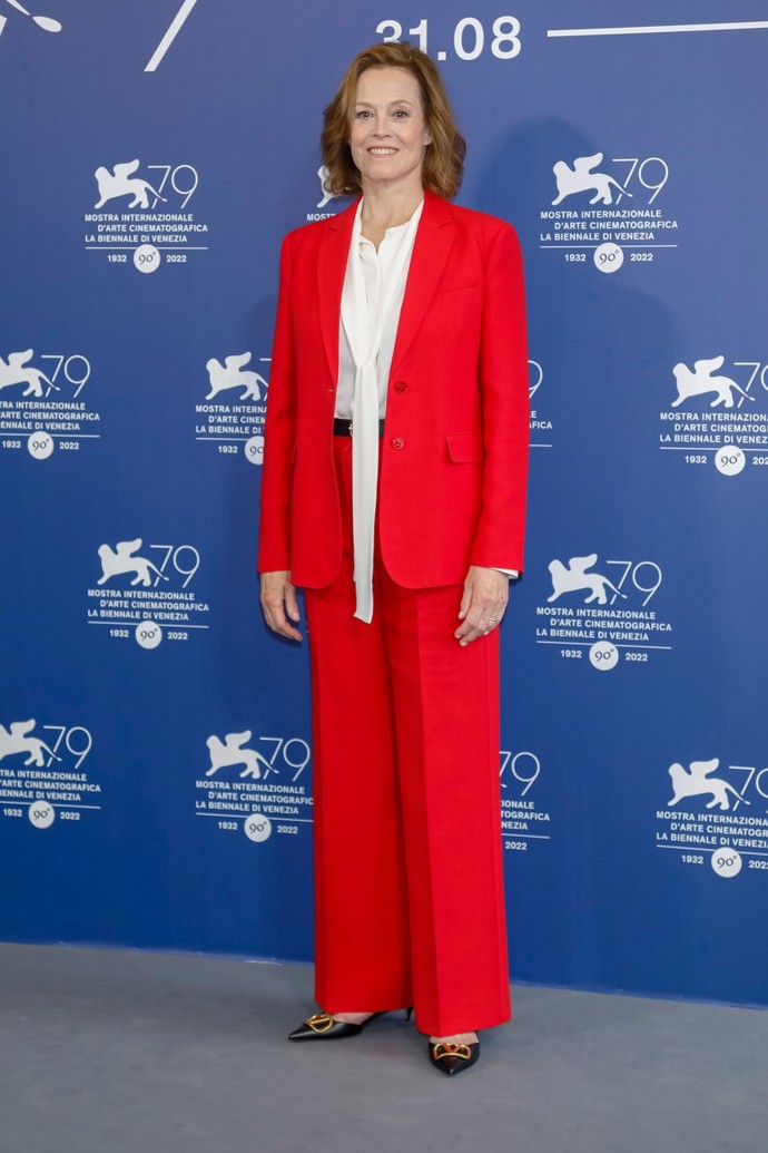 Když se Sigourney Weaver rozhodne pro výrazné barvy, dopadá to stejně. Opět neodolatelná inspirace v podání zářivě rudého kalhotového kostýmku, který herečka doplnila o blůzu s ležérní vázačkou. Černé střevíčky Valentino Garavani a pásek ve stejném tónu dodaly modelu dynamiku. 