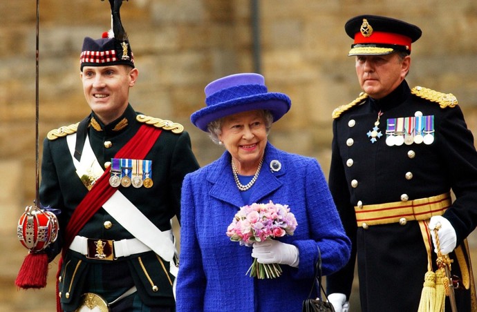 Poslední pár obdržela Alžběta II. u příležitosti platinového jubilea, které oslavila v loňském roce nedlouho před svým skonem.