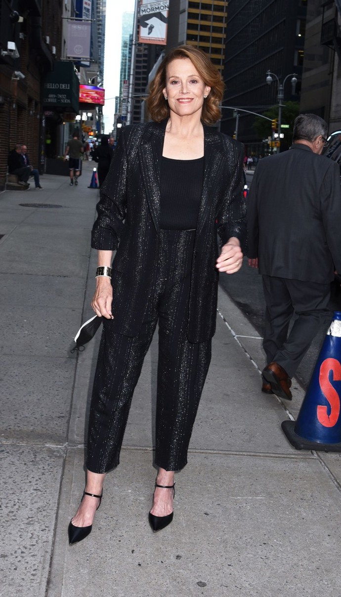 Herečka se nebrání ani extravaganci a nápaditějším střihovým typům. V roce 2022 cestou na natáčení okouzlila oversize sakem a kalhotami s lurexovými vlákny přesně v duchu aktuálních trendů.