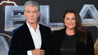 Pierce Brosnan slaví 70: Z neodolatelného Jamese Bonda je prošedivělý elegán hájící svou ženu