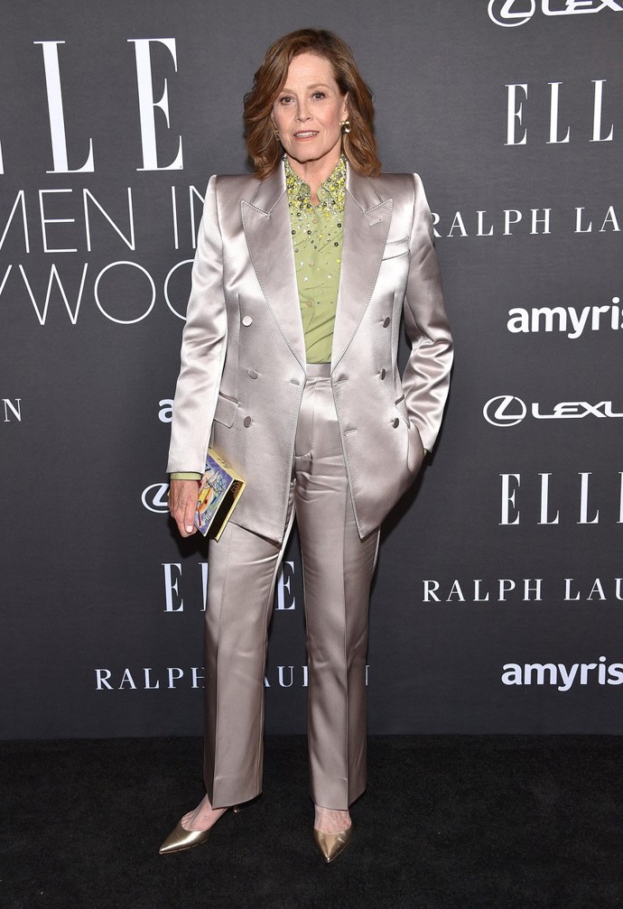 Zaměřit se na efektní materiál, to je vždy záruka nepřehlédnutelnosti. A s takovými textiliemi si filmová Ellen Ripley zjevně rozumí. Dokazuje to třeba tímto saténovým oblekem, který doplnila hráškově zelenou blůzkou a zlatými střevíčky.