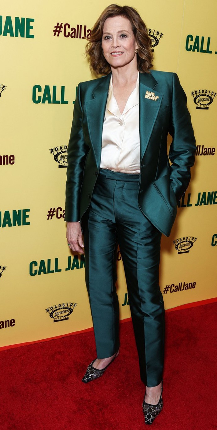 Stejně šik byla i v podobně extravagantním obleku v barvě petroleje. Lesklý efekt podtrhla volbou saténové halenky, třpytivé prvky zdobily i jednoduché střevíčky značky Gucci.