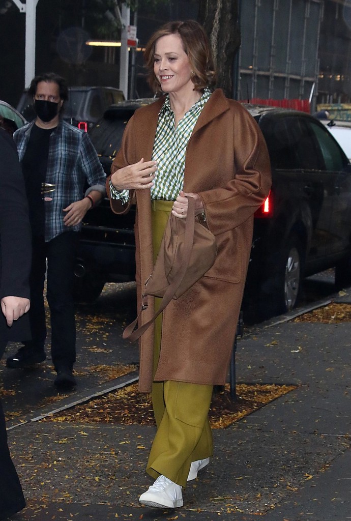 Tu ostatně volí jako optimální zavazadlo poměrně často, naposledy si do ní vše nezbytné schovala, když vyrazila do města, pro ni poněkud netradičně, v dlouhém plášti. Kalhoty a pohodlné kecky ale nechyběly jedinečné hvězdě a inspirativní ženě ani tentokrát.