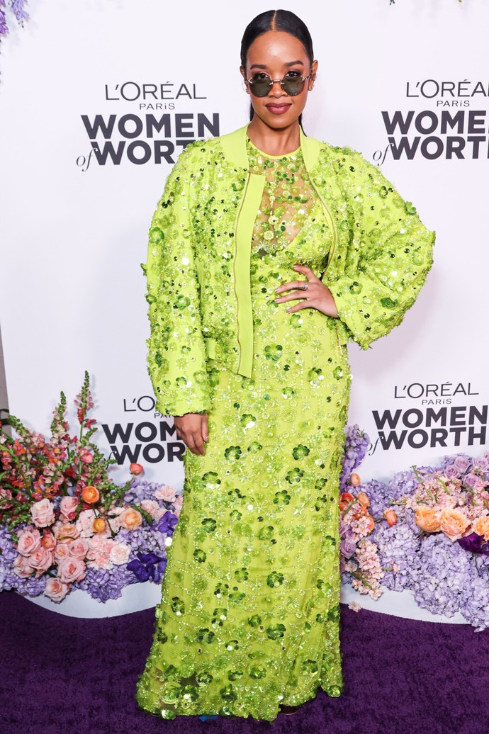 RnB zpěvačka H.E.R. zvolila bundu typu bomber jako součást večerního looku.