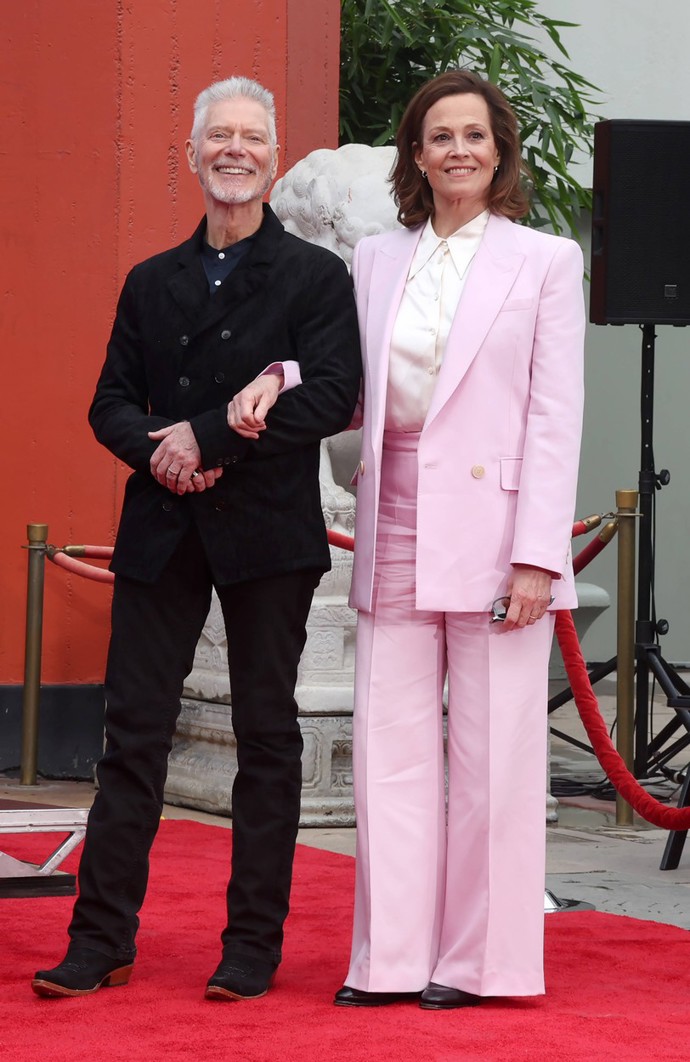 Na slavnostní ceremoniál v New Yorku, kam nedávno doprovodila svého hereckého kolegu z Avatara Stephena Langa, dorazila Sigourney v nepřehlédnutelném elegantním růžovém kostýmku a doslova zářila.