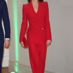 Stejný outfit představila Princezna z Walesu (41) už letos v lednu na charitativním obědě po boku svého manžela Williama (40). Rudý kostýmek Alexander McQueen, který nosí Kate Middleton, může být inspirací i pro vás.
