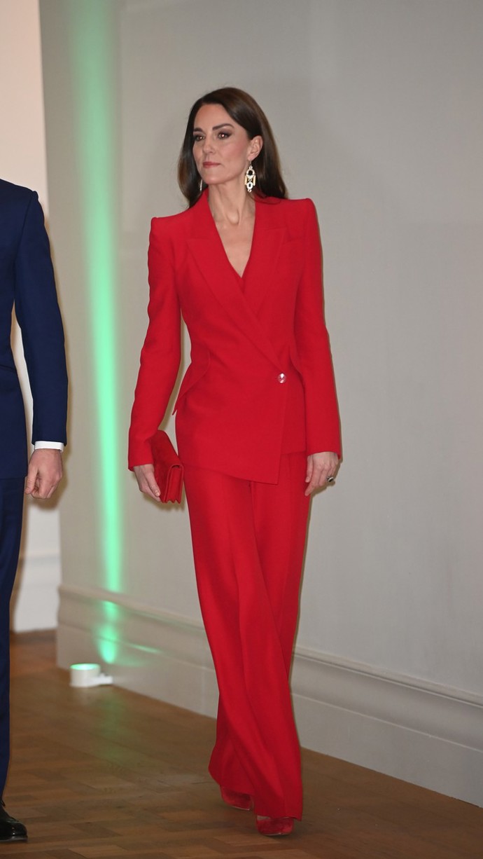 Stejný outfit představila Princezna z Walesu (41) už letos v lednu na charitativním obědě po boku svého manžela Williama (40). Rudý kostýmek Alexander McQueen, který nosí Kate Middleton, může být inspirací i pro vás.