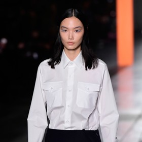 Klasické pojetí bílé košile v podzimní kolekci módního domu Prada.