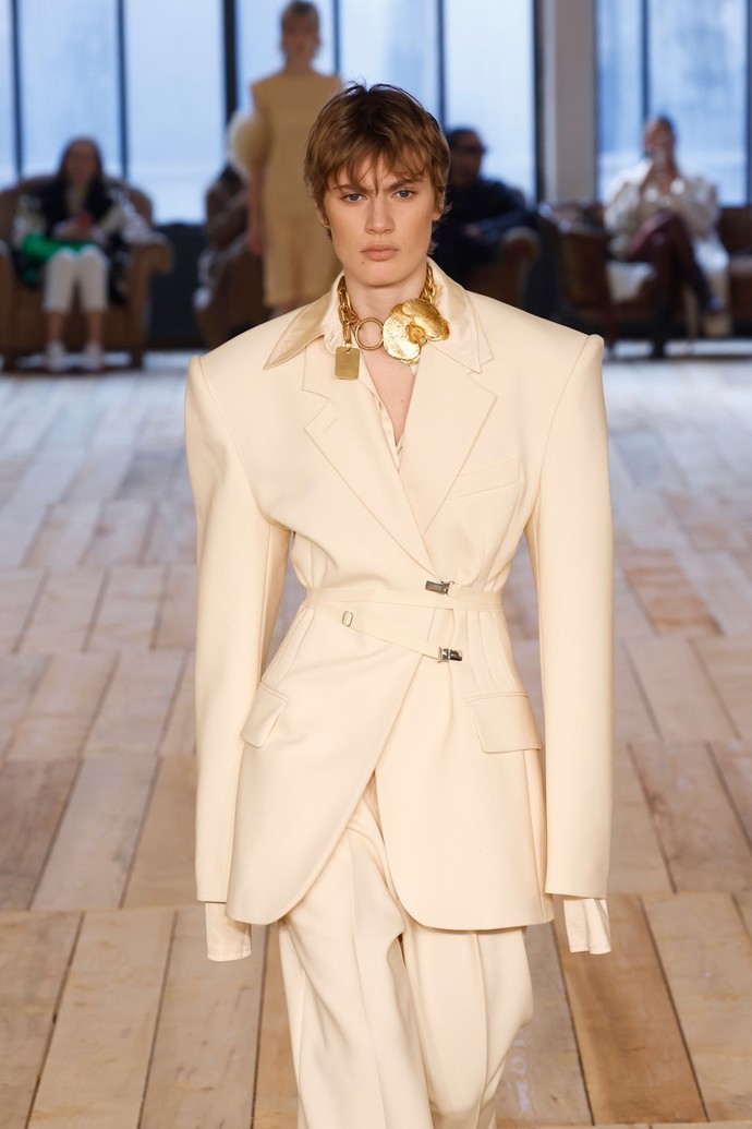 Značka Sportmax propojila trendy prvky v jednom modelu plném nebinární variability.