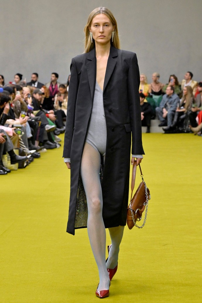 Třpytivé prvky, téměř nahé nohy, perfektně střižený kabát v tmavém tónu. Mix podzimních trendů v představách značky Gucci.