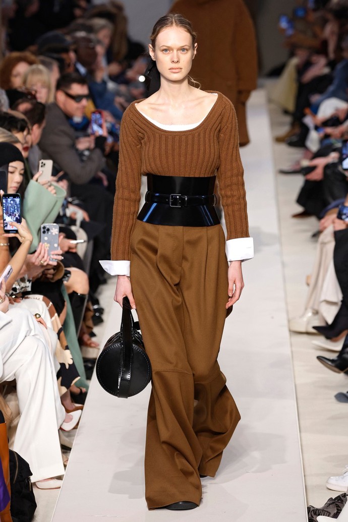 Max Mara představila jeden ze stěžejních trendů mezi doplňky velmi působivým způsobem.