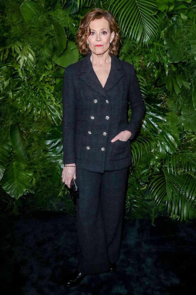 Máte-li v kalendáři u pozvánky poznamenáno Chanel, není lepší volba, než sako z buklé. A Sigourney pro tentokrát zvolila rovnou celý kalhotový kostým z tohoto pro francouzský módní dům ikonického materiálu. 