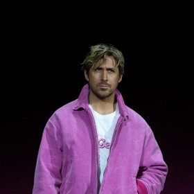 Herec Ryan Gosling ve sladce růžovém modelu přesně po vzoru své role Kena ve filmu o panence Barbie.