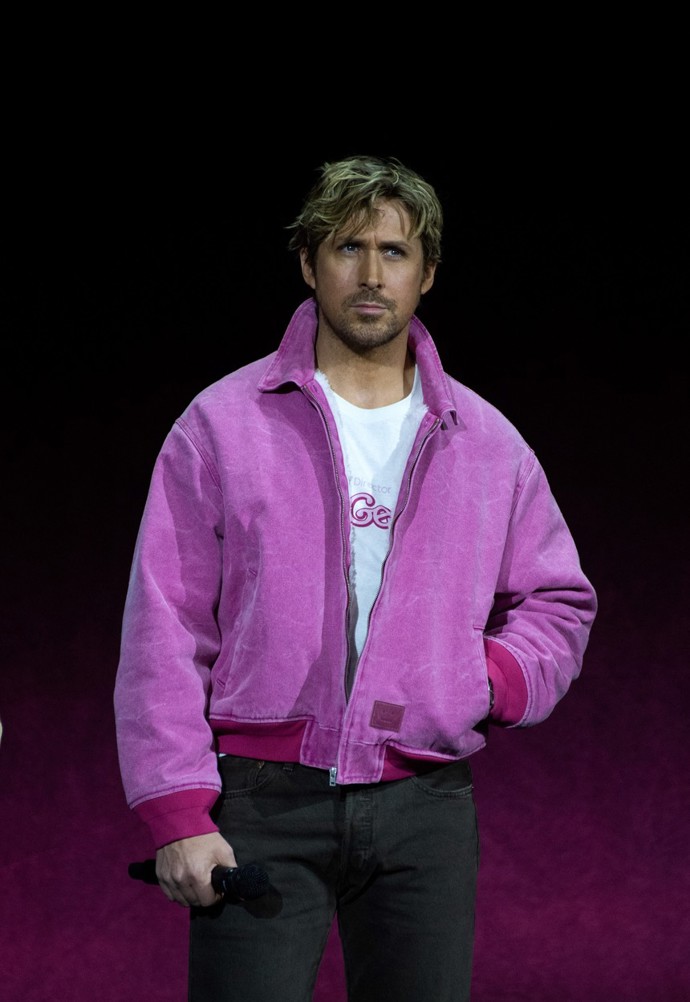 Herec Ryan Gosling ve sladce růžovém modelu přesně po vzoru své role Kena ve filmu o panence Barbie.